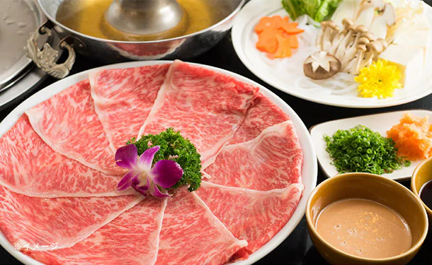 「国産黒毛和牛A5等級 赤身モモ肉 すき焼き・しゃぶしゃぶ用」500g - Image 4